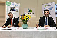 Signature de la convention entre le directeur de l'ENGEES et le directeur général adjoint de suez en charge de la France