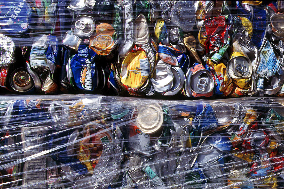 Déchets compactés de cannettes métalliques