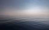 photo d'océan, calme, à l'aube. 