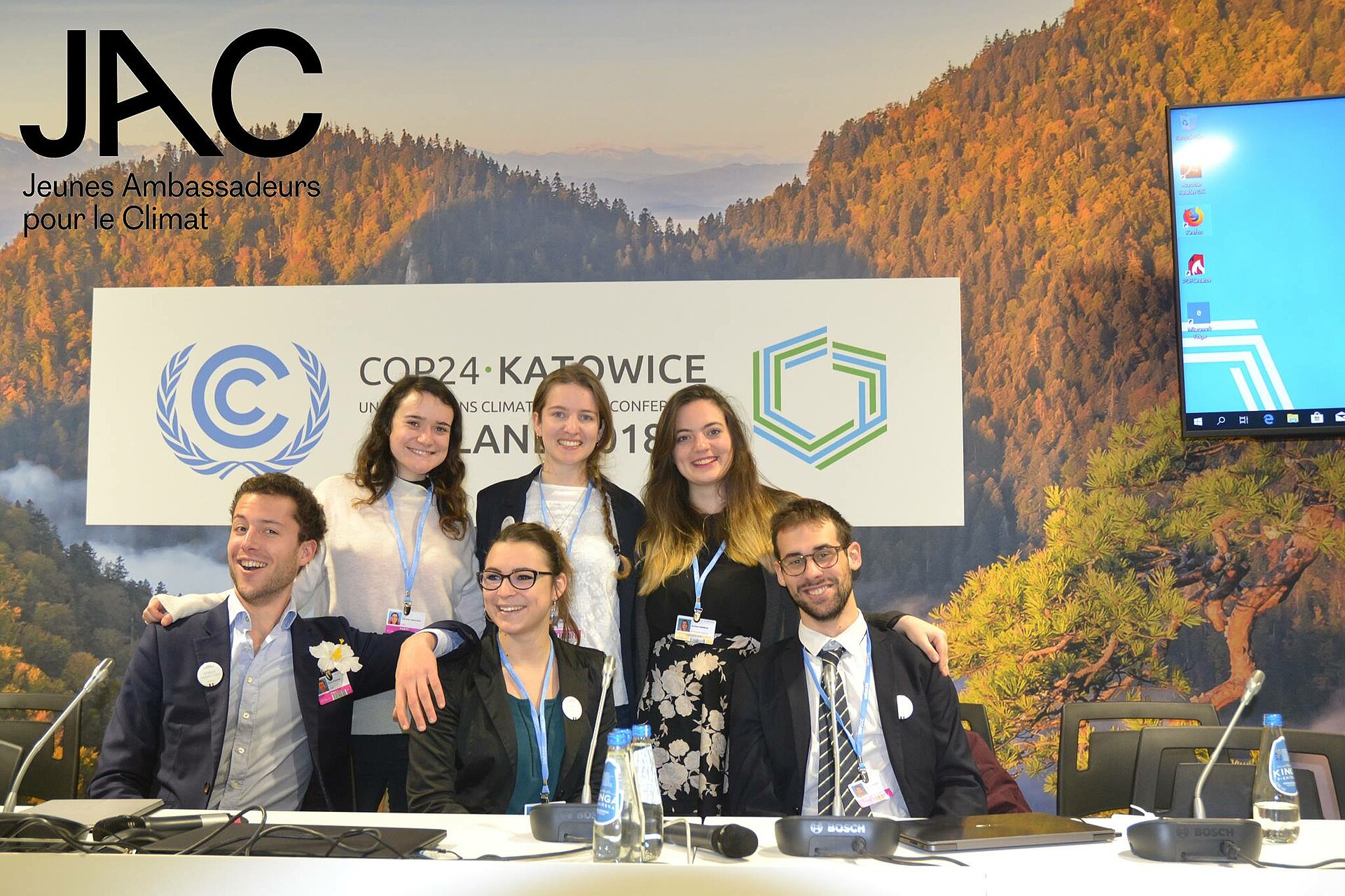 L’équipe des JAC à la COP24. En bas à gauche les Jeunes Délégués pour le climat, Côme et Cécile Choley. 